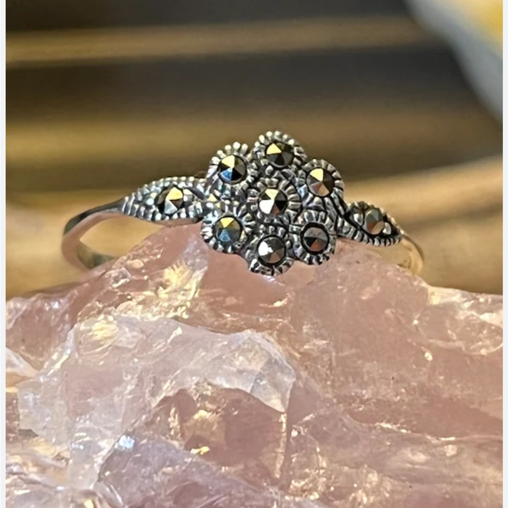 Elegant sterling Silver .925 Floral Ring